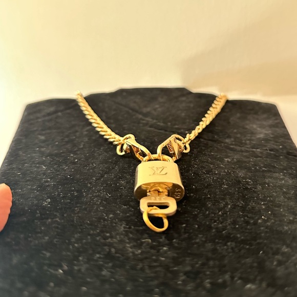 Louis Vuitton SUPER SHINY Lock & Key #339 with chain - Picture 5 of 5